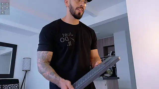 Snapshot of tony_muscle chatting on November 29, 2025, 9:40 pm tony muscle online show from November 29, 2025, 9:40 pm