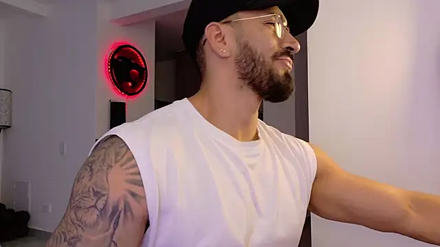 Snapshot of tony_muscle chatting on December 1, 2025, 10:37 pm tony muscle online show from December 1, 2025, 10:37 pm