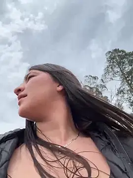 AhriCutte online show from February 9, 2025, 5:43 pm