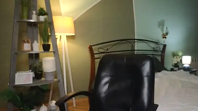 AuroraAksnesss online show from March 6, 2025, 4:17 pm