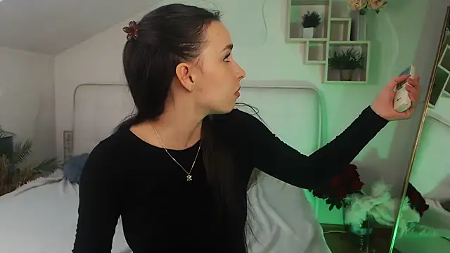 AuroraAksnesss online show from March 11, 2025, 7:58 am