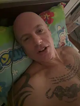 Snapshot of luv2masterb8247 chatting on February 17, 2025, 12:43 am luv2masterb8247 online show from February 17, 2025, 12:43 am