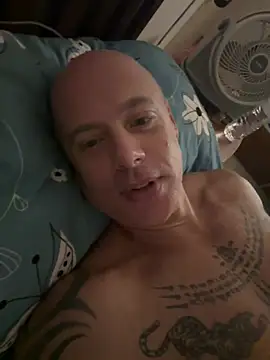 Snapshot of luv2masterb8247 chatting on February 20, 2025, 12:41 am luv2masterb8247 online show from February 20, 2025, 12:41 am