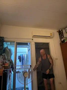 Snapshot of luv2masterb8247 chatting on February 27, 2025, 4:31 am luv2masterb8247 online show from February 27, 2025, 4:31 am