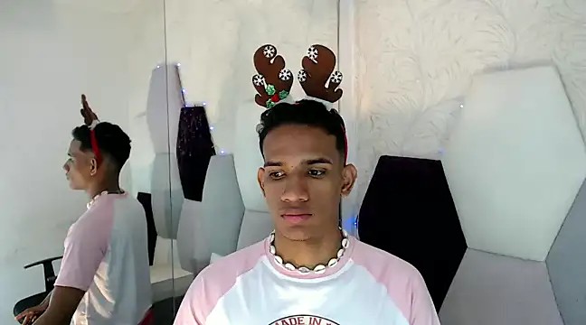 AbrahanBratz online show from December 9, 2024, 2:49 pm