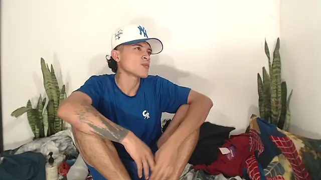 Snapshot of Edward_Milleer chatting on October 6, 2025, 1:47 am Edward Milleer online show from October 6, 2025, 1:47 am