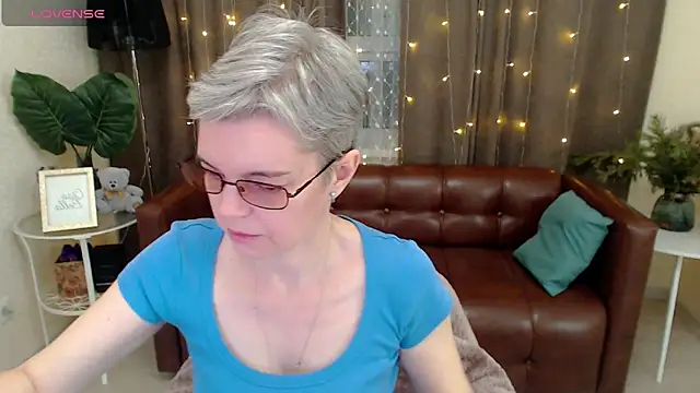Snapshot of Cutie_Erikaa1 chatting on December 27, 2024, 2:36 am Cutie Erikaa1 online show from December 27, 2024, 2:36 am