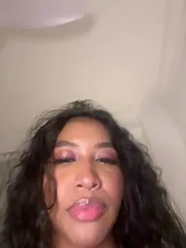Snapshot of IamCrystal2 chatting on March 1, 2026, 10:45 pm IamCrystal2 online show from March 1, 2026, 10:45 pm