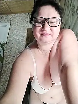 Holly-69 online show from November 27, 2025, 9:06 pm