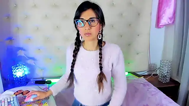  jade white  online show from February 19, 2025, 12:44 pm