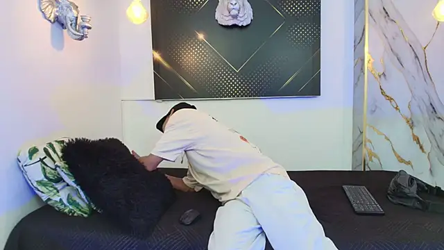 Snapshot of JordanAndAndrew chatting on October 29, 2025, 8:43 pm JordanAndAndrew online show from October 29, 2025, 8:43 pm