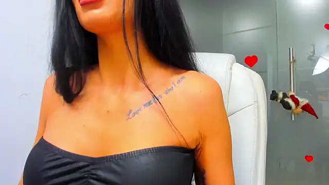 Queenrafaella online show from December 15, 2025, 3:44 am