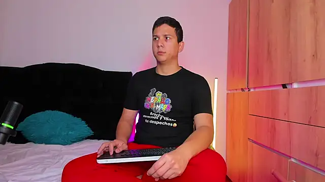 Snapshot of ANDREZALVAREZ chatting on November 7, 2025, 1:55 pm ANDREZALVAREZ online show from November 7, 2025, 1:55 pm