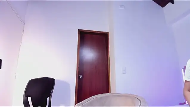 CarolinaGlamour online show from December 16, 2025, 8:14 pm