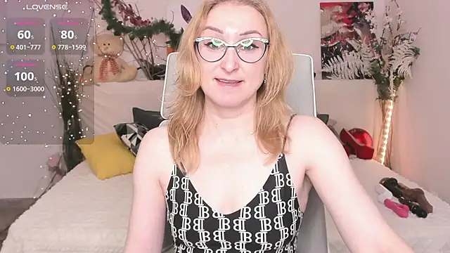 Snapshot of MadissonKiss chatting on December 16, 2025, 2:16 am MadissonKiss online show from December 16, 2025, 2:16 am