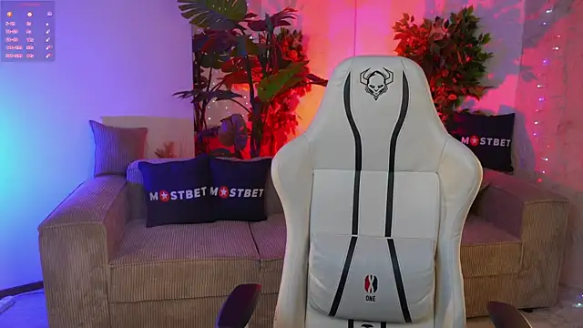 Magnetic Mia  online show from December 2, 2024, 7:38 pm