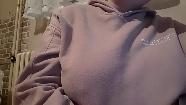 Snapshot of AalinnaK chatting on February 24, 2025, 3:42 pm AalinnaK online show from February 24, 2025, 3:42 pm