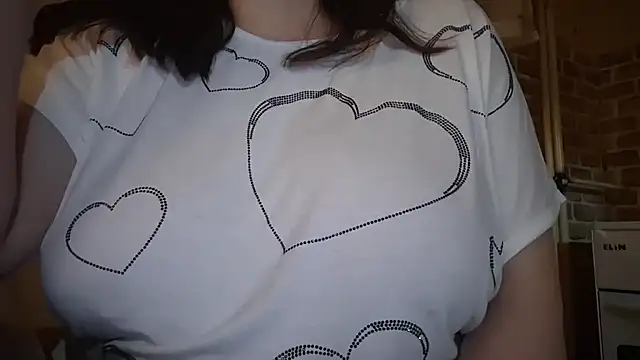 Snapshot of AalinnaK chatting on December 15, 2025, 6:23 pm AalinnaK online show from December 15, 2025, 6:23 pm