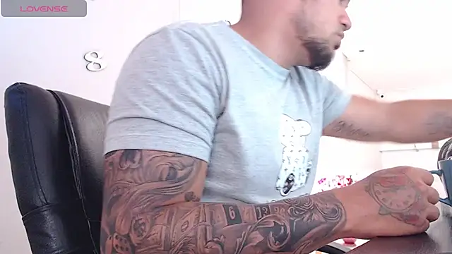 Aaron Hunter  online show from February 4, 2025, 4:39 pm