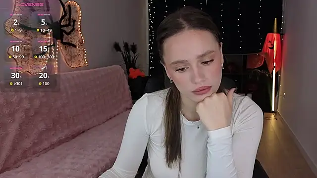 Snapshot of Emillias chatting on October 22, 2025, 7:19 am Emillias online show from October 22, 2025, 7:19 am