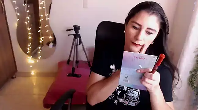 Snapshot of LUCY_LI chatting on January 12, 2025, 6:49 pm LUCY LI online show from January 12, 2025, 6:49 pm