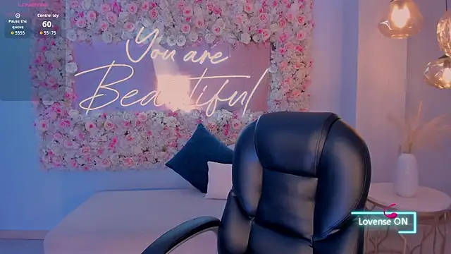 MaddisonLowe online show from November 11, 2025, 5:07 am