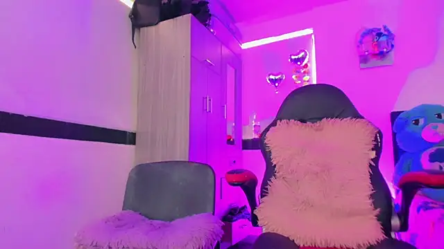 Hellen moons   online show from May 19, 2026, 7:09 pm