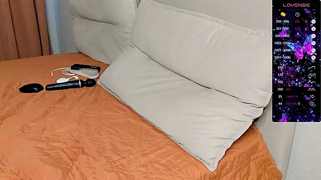 Snapshot of Holly_Molii chatting on February 18, 2026, 7:15 am Holly Molii online show from February 18, 2026, 7:15 am