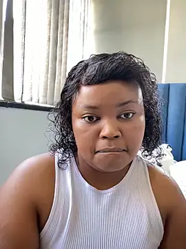 Snapshot of Curveysinaa chatting on February 2, 2026, 8:35 am Curveysinaa online show from February 2, 2026, 8:35 am