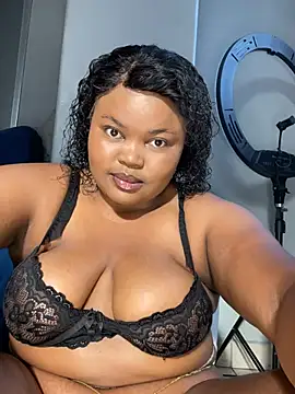 Snapshot of Curveysinaa chatting on February 18, 2026, 5:36 am Curveysinaa online show from February 18, 2026, 5:36 am