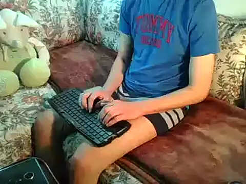 Snapshot of anwarlovemaroc chatting on March 1, 2025, 8:31 pm anwarlovemaroc online show from March 1, 2025, 8:31 pm