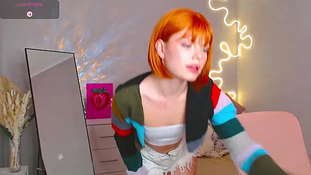 Snapshot of Red__Candy chatting on February 24, 2025, 4:47 pm Red Candy online show from February 24, 2025, 4:47 pm
