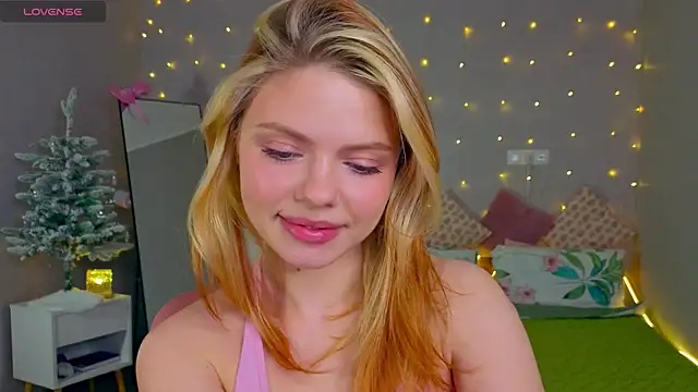 Snapshot of Red__Candy chatting on December 21, 2025, 12:56 pm Red Candy online show from December 21, 2025, 12:56 pm