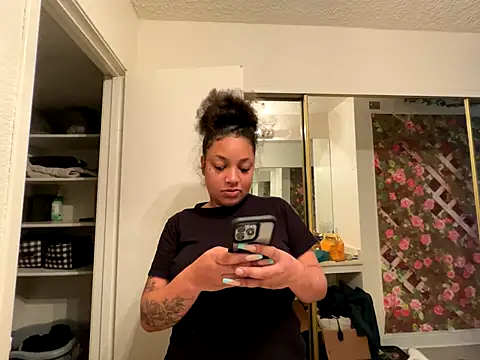 Snapshot of GoddessNih chatting on October 24, 2025, 5:53 pm GoddessNih online show from October 24, 2025, 5:53 pm