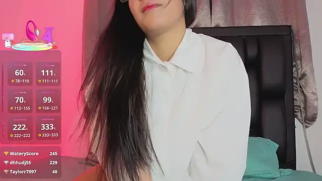 Snapshot of LuciaMoretti_ chatting on February 15, 2026, 3:36 am LuciaMoretti online show from February 15, 2026, 3:36 am