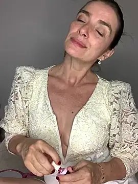 Snapshot of Liloo8923 chatting on February 4, 2026, 3:12 am Liloo8923 online show from February 4, 2026, 3:12 am