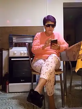 Snapshot of Ely_Elenita chatting on November 11, 2025, 5:51 am Ely Elenita online show from November 11, 2025, 5:51 am