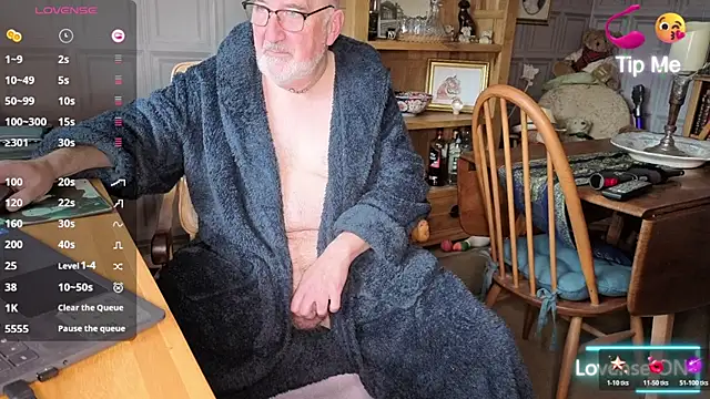 Snapshot of Adamdaddybear chatting on October 19, 2025, 8:37 am Adamdaddybear online show from October 19, 2025, 8:37 am