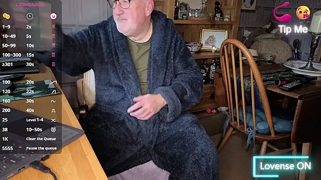 Adamdaddybear online show from October 20, 2025, 7:42 am