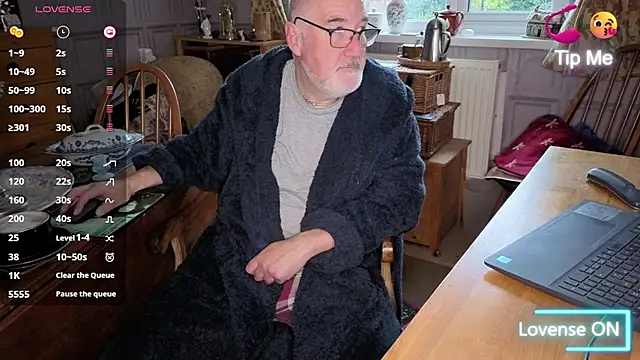 Adamdaddybear online show from October 30, 2025, 7:43 am