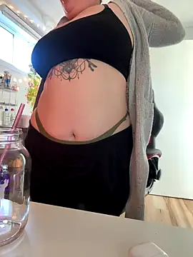 Snapshot of Sweetleeahxx chatting on October 2, 2025, 1:18 pm Sweetleeahxx online show from October 2, 2025, 1:18 pm