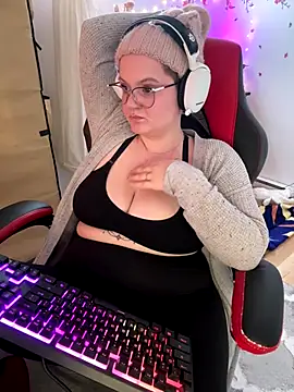 Snapshot of Sweetleeahxx chatting on December 21, 2025, 6:15 pm Sweetleeahxx online show from December 21, 2025, 6:15 pm