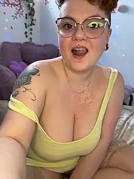 Snapshot of Sweetleeahxx chatting on April 10, 2026, 1:27 pm Sweetleeahxx online show from April 10, 2026, 1:27 pm