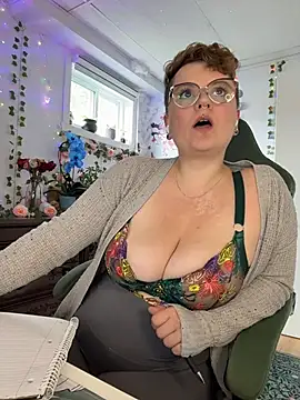 Snapshot of Sweetleeahxx chatting on May 30, 2026, 2:58 pm Sweetleeahxx online show from May 30, 2026, 2:58 pm