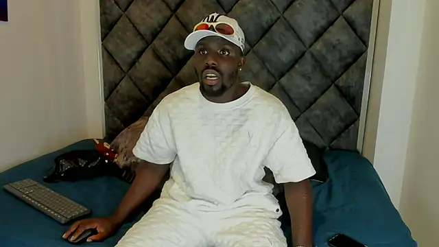 Snapshot of Latrellx7 chatting on October 3, 2025, 4:09 am Latrellx7 online show from October 3, 2025, 4:09 am