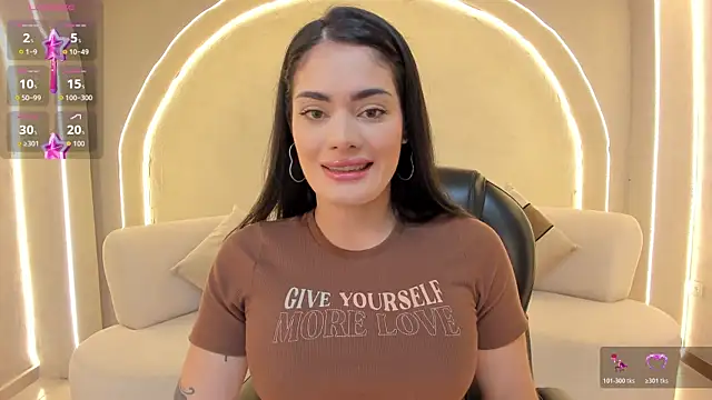 GiaFerrara online show from November 18, 2025, 2:50 am