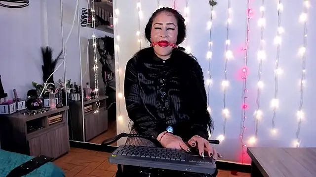 Snapshot of Molenna_queenn chatting on February 11, 2025, 11:01 pm Molenna queenn online show from February 11, 2025, 11:01 pm