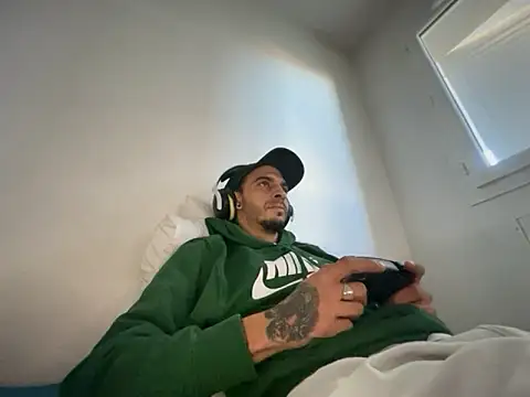 Snapshot of Rebeu313 chatting on November 18, 2025, 10:31 am Rebeu313 online show from November 18, 2025, 10:31 am