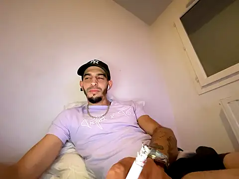 Snapshot of Rebeu313 chatting on December 15, 2025, 4:55 pm Rebeu313 online show from December 15, 2025, 4:55 pm