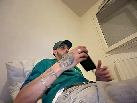 Snapshot of Rebeu313 chatting on December 20, 2025, 9:11 pm Rebeu313 online show from December 20, 2025, 9:11 pm